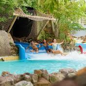 vakantiepark met subtropisch zwembad